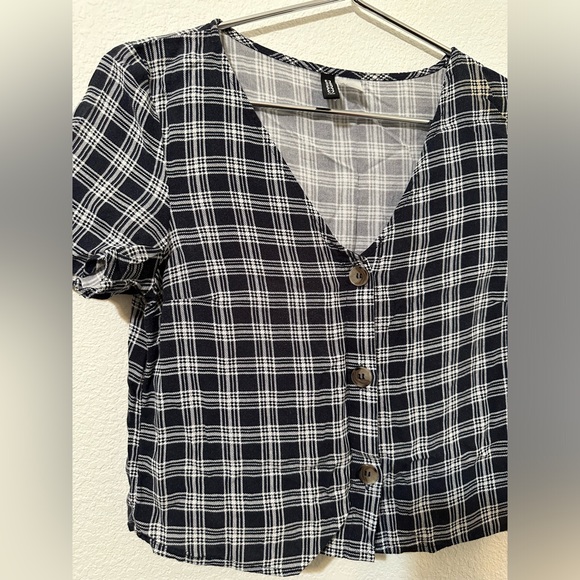 🍩H&M🍩 DIVIDED Black & White Plaid Short Sleeve Button Up V-Neck Top - Picture 4 of 7